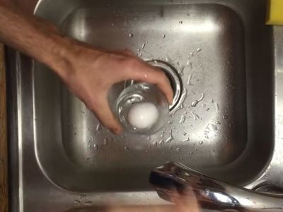 Βράζει αυγό και το βάζει σε ποτήρι - Δείτε γιατί (video)