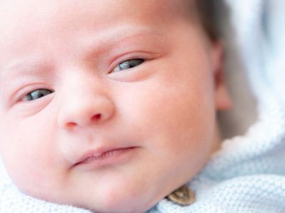 Πότε αρχίζουν να βλέπουν τα νεογέννητα μωρά;
