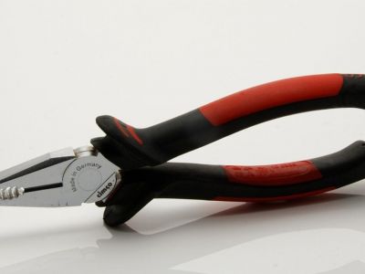 Έβαλαν πένσα πάνω σε μπουκάλι κρασί - Δεν υπάρχει ο λόγος (video)