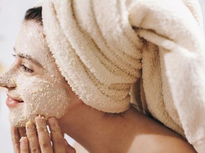 Τέσσερις συνταγές για scrub προσώπου με υλικά που έχετε σπίτι σας (pics)