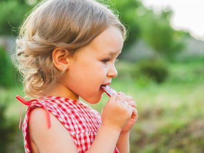 Παιδί 24 μηνών: Ενθαρρύνετε το νήπιο σας να αυτοεξυπηρετείται