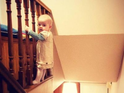 Μπαμπάς φωτογραφίζει την 18 μηνών κόρη του σε... επικίνδυνες πόζες (pic)