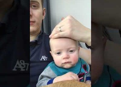 Δε φαντάζεστε πώς κοιμίζει αυτός ο μπαμπάς το μωρό του (vid)