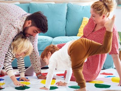 Γονείς βρίσκουν πρωτότυπους τρόπους για να παίξουν με τα παιδιά στο σπίτι