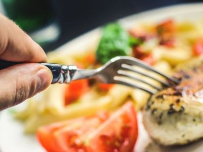 Αλήθεια, εσύ γνωρίζεις από πού προέρχεται και με τι τρέφεται το κοτόπουλο που αγοράζεις;