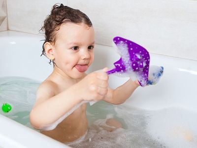 Πέντε παιχνίδια με νερό στο σπίτι που θα ενθουσιάσουν τα παιδιά