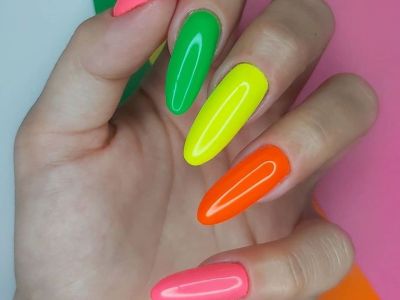 Τα neon νύχια είναι η απόλυτη επιλογή για αυτό το καλοκαίρι
