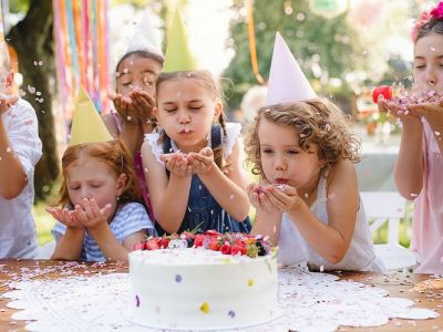 Καλοκαιρινό παιδικό πάρτυ: Έξυπνες ιδέες για τη διακόσμηση και το μπουφέ