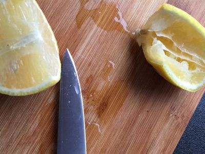 Έτριψε λεμόνι σε ξύλο κοπής - Θα το κάνετε άμεσα (video)