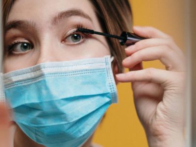 3 λόγοι που πρέπει να προσέχεις την περιοχή των ματιών σου όταν φοράς μάσκα