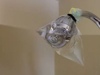 Έβαλε ξύδι σε σακούλα και τύλιξε το τηλέφωνο του μπάνιου - Δείτε γιατί (video)