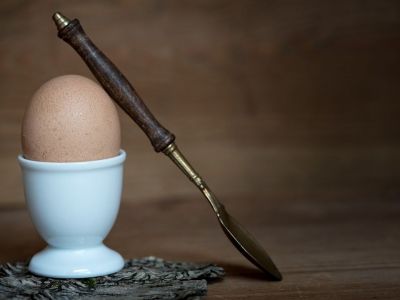 Έβαλε κουτάλι σε βρασμένο αυγό - Θα το κάνετε άμεσα (video)