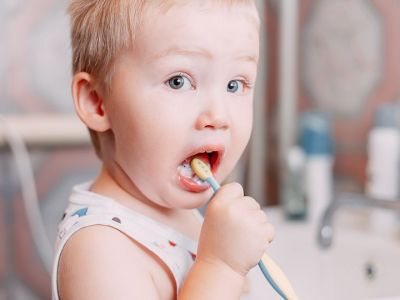 Έξι tips για να μάθετε στο νήπιο παιδί σας να πλένει τα δόντια του