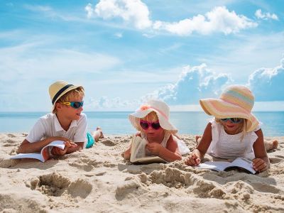 Τα καλύτερα βιβλία για τις διακοπές: Λίστα για όλες τις ηλικίες