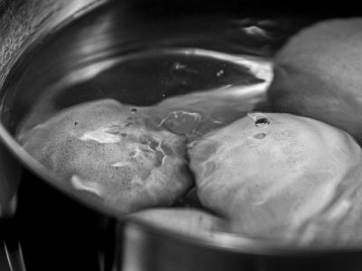 Καθάρισε αυγά κουνώντας την κατσαρόλα (video)