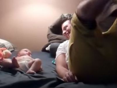 Όταν το μωρό αντιγράφει τον μπαμπά - Δείτε το ξεκαρδιστικό βίντεο