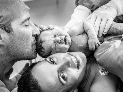 Οι απίθανες εκφράσεις μπαμπάδων όταν βλέπουν το μωρό τους για πρώτη φορά