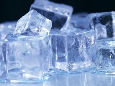 Έβαλε παγάκια στο πλυντήριο των ρούχων - Το κόλπο που τη βοήθησε (video)