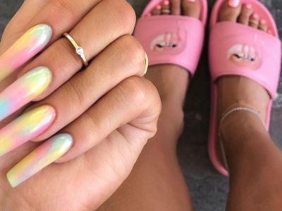 Τώρα μπορείς κι εσύ να κάνεις τα tie-dye νύχια της Kylie Jenner!