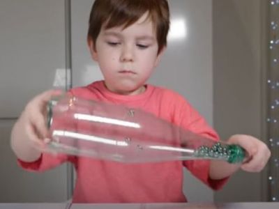 Εντυπωσιακό παιχνίδι για παιδιά με πλαστικό μπουκάλι και μαγνήτη