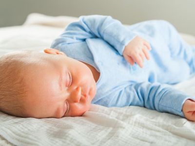 Βογκητά και περίεργοι ήχοι κατά τον ύπνο του νεογέννητου: Τι σημαίνουν;