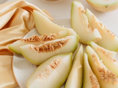 3 DIY μάσκες με πεπόνι για να έχεις λαμπερό δέρμα όλο το καλοκαίρι