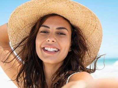 Πέντε εύκολοι τρόποι να προστατέψετε τα μαλλιά σας από τον ήλιο