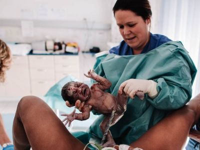 Το ύφος του μπαμπά με το που βλέπει το μωράκι του είναι ξεκαρδιστικό