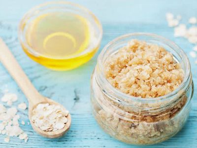 Πώς θα βοηθήσεις τα μαλλιά σου να επιβιώσουν από το αλάτι και τον ήλιο