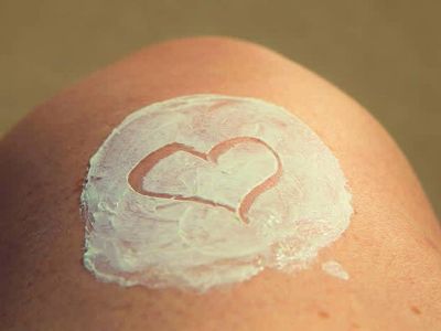 Πέντε προϊόντα που δεν πρέπει να λείπουν από τη βαλίτσα σου αυτό το καλοκαίρι