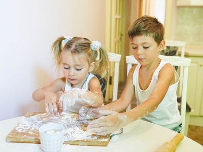 Απασχολείστε τα παιδιά φτιάχνοντας διακοσμητικά με αφράτη ζύμη (vid)