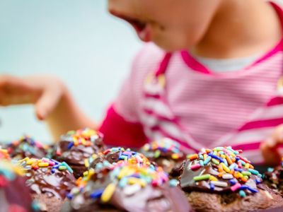 Υπέροχα muffins για παιδιά με διπλή σοκολάτα (vid)