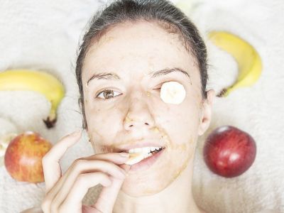 Σπιτική μάσκα προσώπου με μπανάνα για ενυδάτωση (vid)