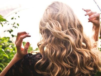 Επαναφέροντας τη λάμψη στα μαλλιά και την επιδερμίδα μετά την παραμονή στο σπίτι