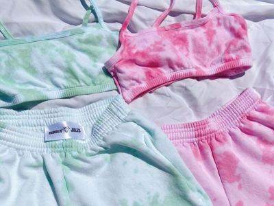Βρήκαμε πώς θα κάνεις tie-dye τα ρούχα σου μόνο με φρούτα