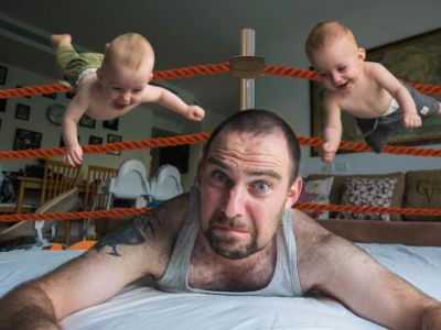 Μπαμπάς φωτογραφίζει τα δίδυμα παιδιά του όπως δε φαντάζεστε