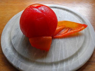 Έτσι θα ξεφλουδίσετε τις τομάτες χωρίς κόπο (photos)