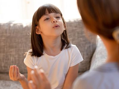 Τραυλισμός στα μικρά παιδιά: Τι πρέπει να γνωρίζουν οι γονείς