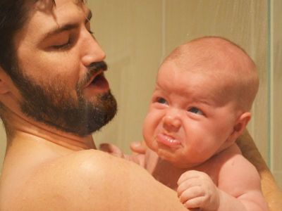 Μπαμπάς σε ρόλο... νταντάς! Ένα βίντεο που θα σας κάνει να ξεκαρδιστείτε