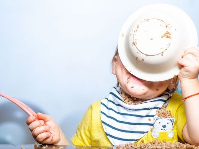 Πώς θα μάθετε στο μωρό να χρησιμοποιεί πιρούνι και κουτάλι