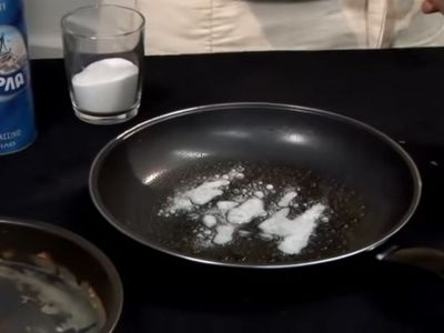 Καθαρίστε βρώμικο τηγάνι μόνο με ξύδι και μαγειρική σόδα (video)