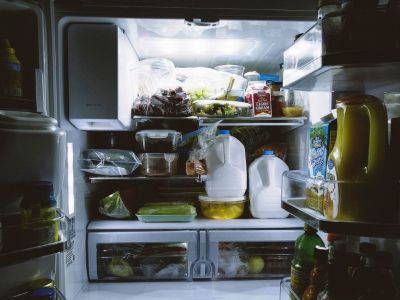 Αυτά είναι τα φυσικά κόλπα για να μην βρωμάει το ψυγείο σας (photos)