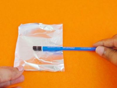 Στην άκρη του μολυβιού βάζει αλουμινόχαρτο - Τρομερό κόλπο (video)