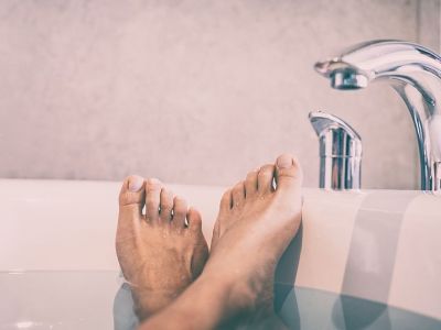 Φτιάξτε το τέλειο body scrub για το σώμα μας με το baby oil του παιδιού σας