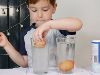 To πείραμα με το αλάτι, το νερό και τα αυγά που θα λατρέψει κάθε παιδί