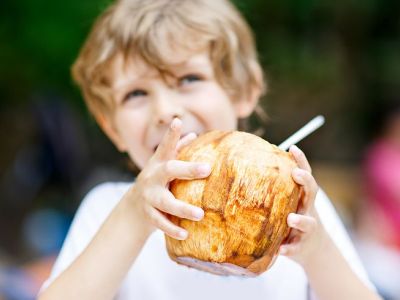 Νερό καρύδας: Τα οκτώ οφέλη στη διατροφή των παιδιών