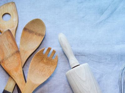 Αυτός είναι ο λόγος που πρέπει να μουλιάζετε πάντα τις ξύλινες κουτάλες (video)