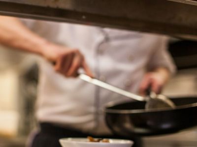 Τρομερό κόλπο - Έβαλε το τηγάνι στη φωτιά και έριξε αναψυκτικό (video)