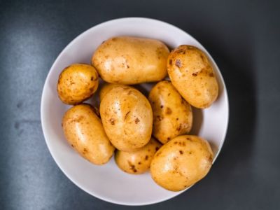 Απίθανο κόλπο - Έριξε τις πατάτες σε μπολ με παγάκια (photos)