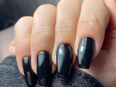 Το μαύρο είναι το κυρίαρχο χρώμα στα νύχια αυτή τη σεζόν